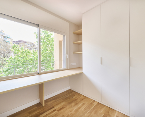 Room with cabinets and custom furniture in Les Corts Barcelona